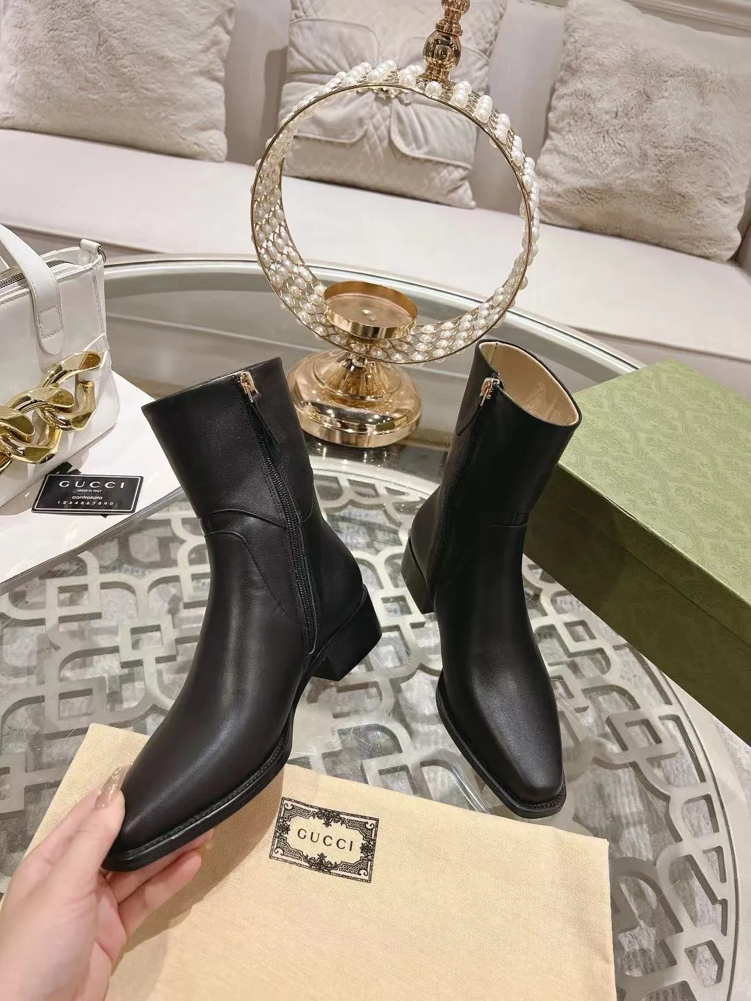 👟👟Ex-factory price 600👟👟 Gucci's latest popular half-horsebit detail boots for autumn and winter, European and American punk style riding boots, horsebit detail boots, the same style as the big-name street style darlings of European and American stars. Upper: Calfskin imported from Italy Size: 35-42#